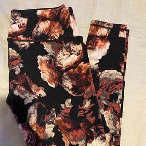 Victoria Secret maroon & black floral leggings size small.